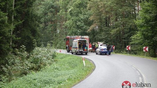 Auto sunęło bokiem całą szerokością jezdni