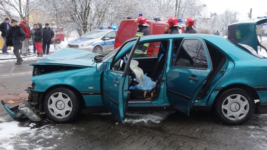 Mercedes uderzył w drzewo