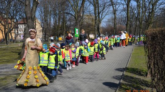 Na niebie słoneczko już jasno świeci,  w Akademii Malucha Wiosnę witają dzieci