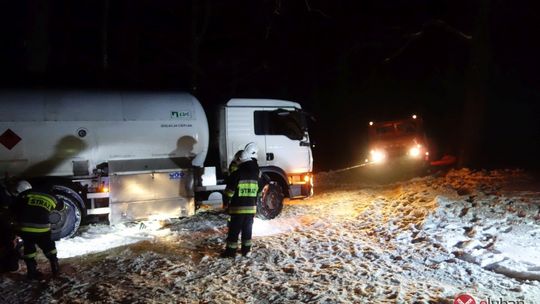 Cysterna z gazem utknęła na leśnej drodze