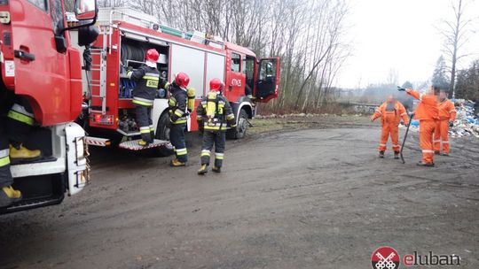 Płonące odpady w śmieciarce