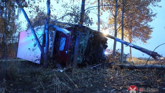 Tragiczny wypadek. Zderzenie busa z ciężarówką