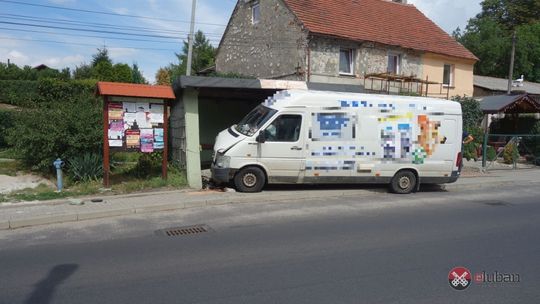 Bus uderzył w przystanek autobusowy