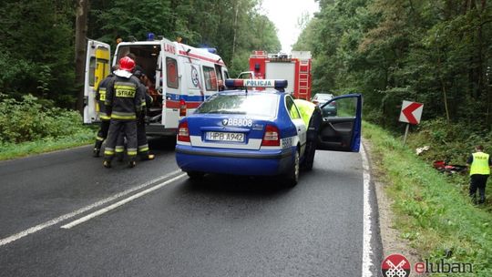 Auto sunęło bokiem całą szerokością jezdni