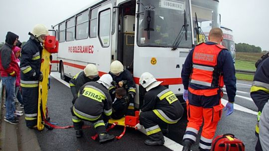 Zderzenie ciężarówki z autobusem przewożącym młodzież – manewry DK30