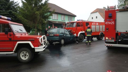 Zderzenie osobówki z wozem strażackim