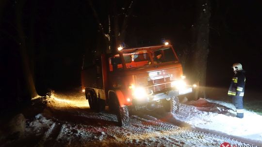 Cysterna z gazem utknęła na leśnej drodze