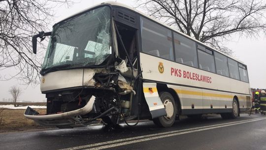 Autobus zderzył się z ciężarówką