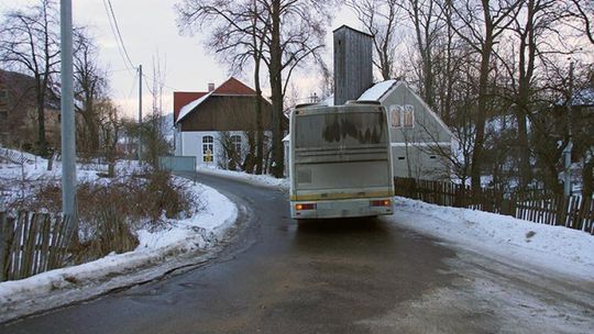 Autobus kursowy wbił się w remizę