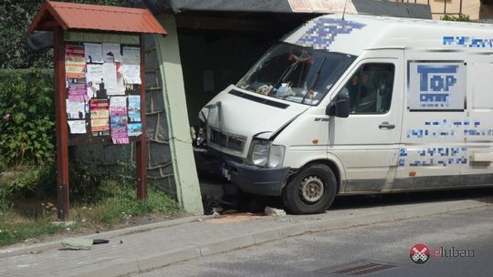 Bus uderzył w przystanek autobusowy