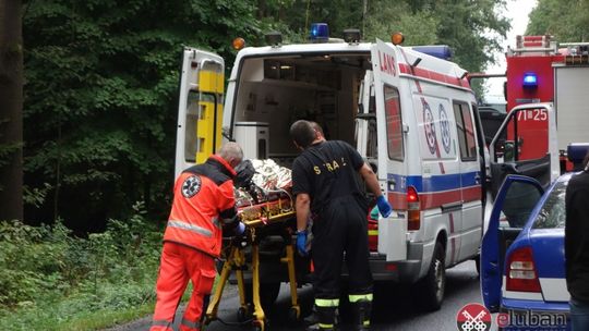 Auto sunęło bokiem całą szerokością jezdni