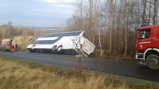 Autobus z 54 pasażerami wypadł z drogi