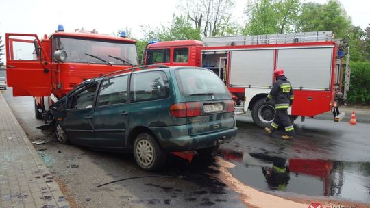 Zderzenie osobówki z wozem strażackim