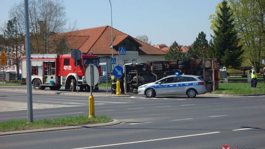 Wywrócił się strażacki podnośnik