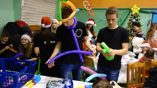 Tłumy na zabawie Mikołajkowej