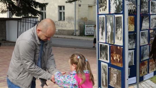 Przeszłość ukryta na dawnej fotografii