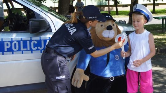 Policjanci wręczali serduszka