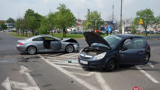 W wyniku zderzenia Opel dachował