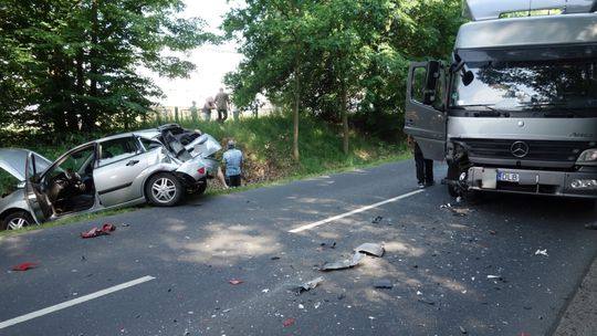 Ciężarówka wjechała w tył samochodu osobowego