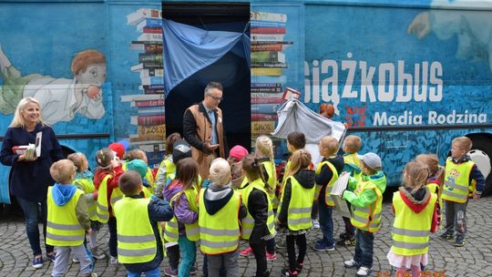 Akademicy na spotkaniu w Książkobusie