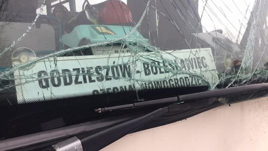 Autobus zderzył się z ciężarówką