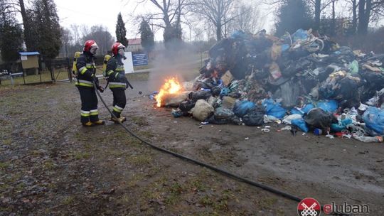 Płonące odpady w śmieciarce