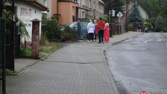 Sunął bokiem po chodniku