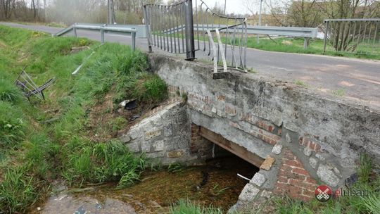 Brawurowa jazda zakończona w strumieniu