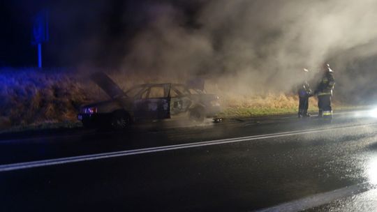 Płonące auto na K30