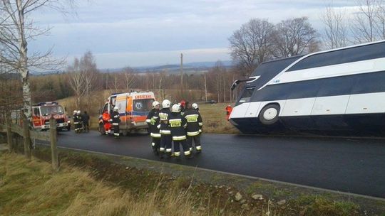 Autobus z 54 pasażerami wypadł z drogi