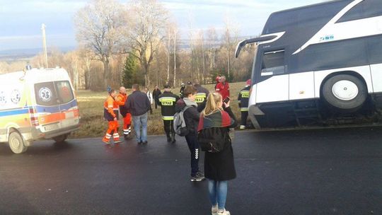 Autobus z 54 pasażerami wypadł z drogi