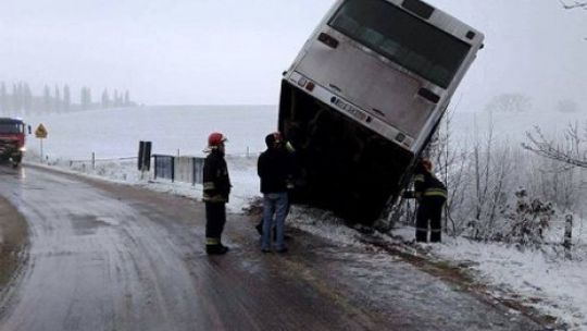 Autobus z pasażerami wypadł z drogi