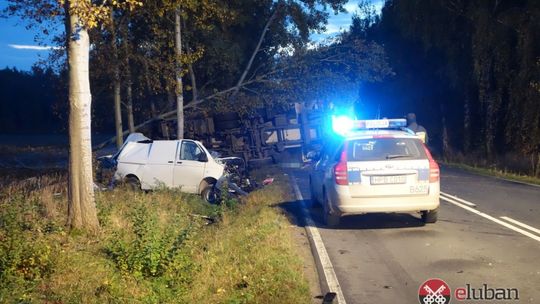 Tragiczny wypadek. Zderzenie busa z ciężarówką