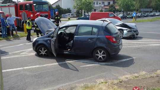 W wyniku zderzenia Opel dachował