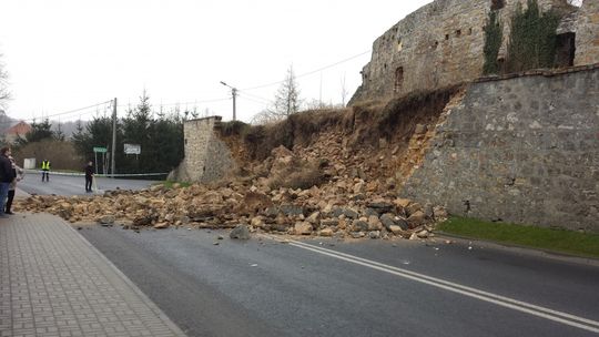 Zawalił się mur obronny w Nowogrodźcu