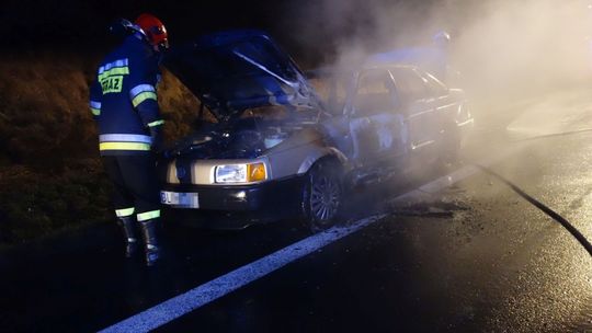 Płonące auto na K30