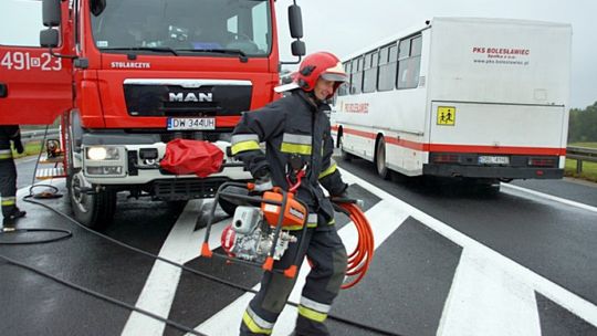 Zderzenie ciężarówki z autobusem przewożącym młodzież – manewry DK30