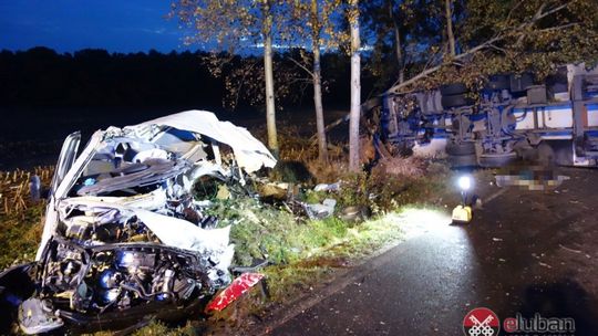 Tragiczny wypadek. Zderzenie busa z ciężarówką