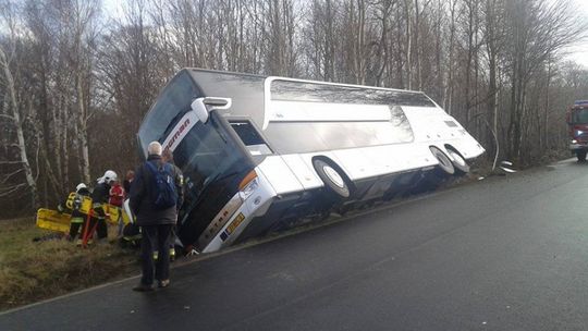 Autobus z 54 pasażerami wypadł z drogi