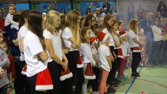 Tłumy na zabawie Mikołajkowej