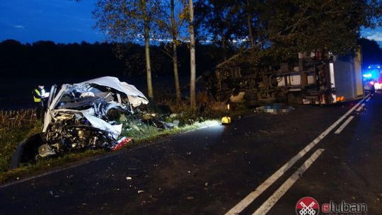 Tragiczny wypadek. Zderzenie busa z ciężarówką