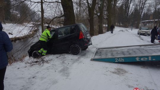 Auto wpadło do Kwisy