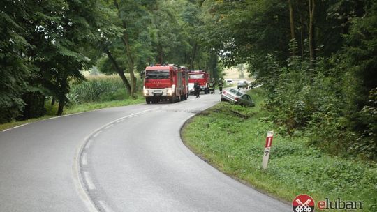 Auto sunęło bokiem całą szerokością jezdni