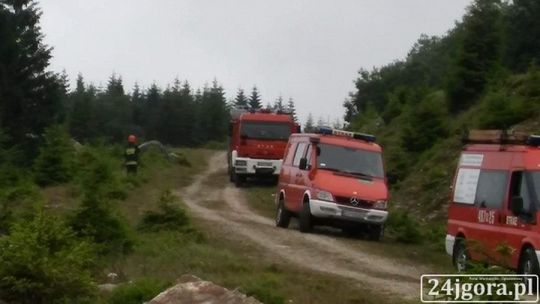 Spadł z 60. metrowego urwiska samochodem