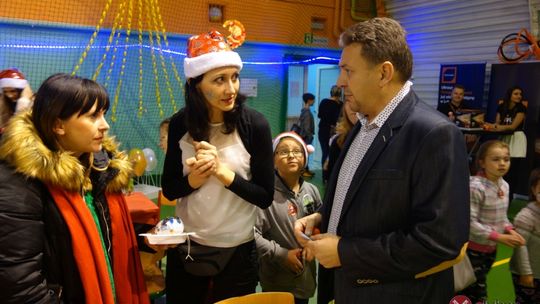 Tłumy na zabawie Mikołajkowej