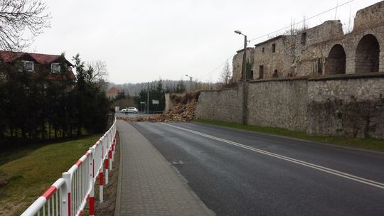 Zawalił się mur obronny w Nowogrodźcu