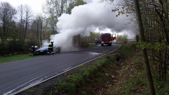 Płonące auto na ul. Rolniczej