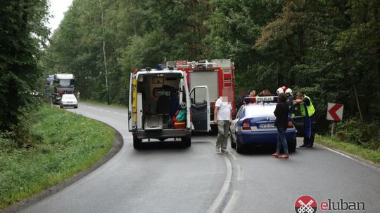 Auto sunęło bokiem całą szerokością jezdni