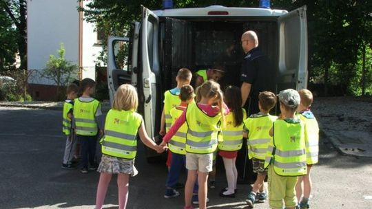 Przedszkolaki w lubańskiej komendzie