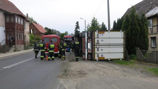 Tir przewrócił się w Biedrzychowicach